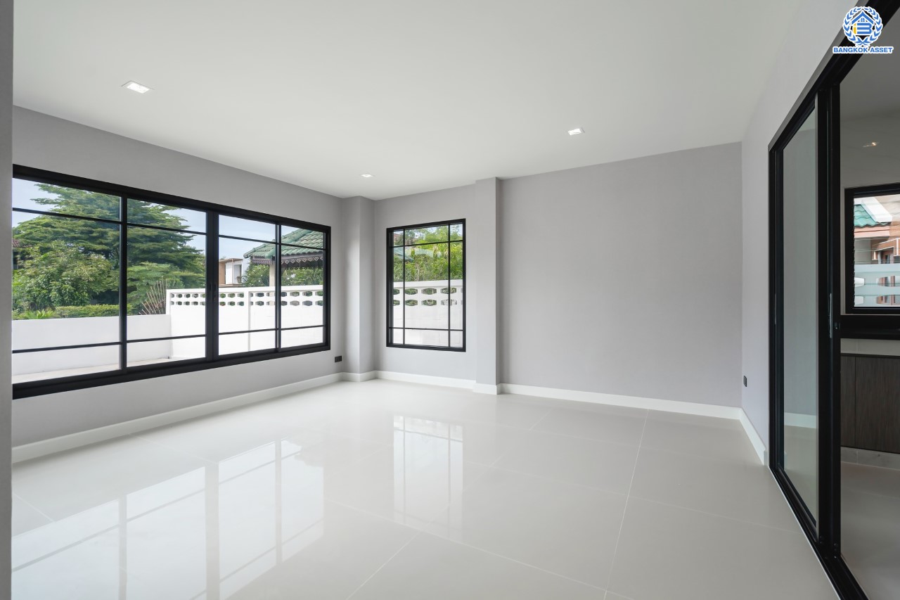 บ้านมือสองตกแต่งใหม่ ม.เมืองเอกประจิม พหลโยธิน87 ตกแต่งครบทุกฟังก์ชัน เนื้อที่ 200 ตร.ว. 3 ห้องนอน 5 ห้องน้ำ 1 ห้องรับรอง จอดรถได้ 3 คัน เชื่อมต่อทุกการเดินทาง ใกล้รถไฟฟ้าสายสีแดง "สถานีหลักหก"และทางด่วน "ศรีสมาน"